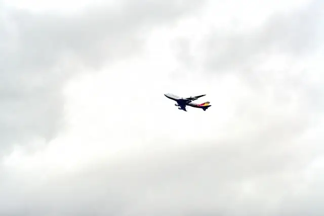 Irã retoma gradualmente voos domésticos com reabertura parcial do espaço aéreo