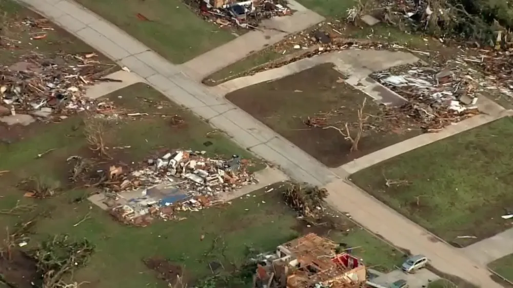 Tornado em Oklahoma, nos EUA, arranca telhados e derruba postes de energia