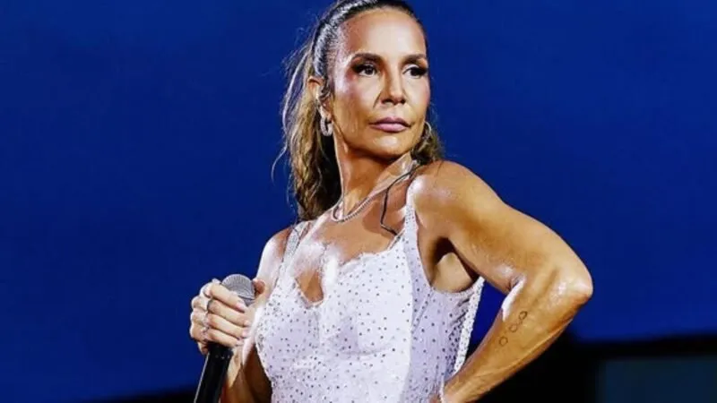 Ivete Sangalo passa por ‘saia justa’ ao mostrar demais em banheiro de hotel