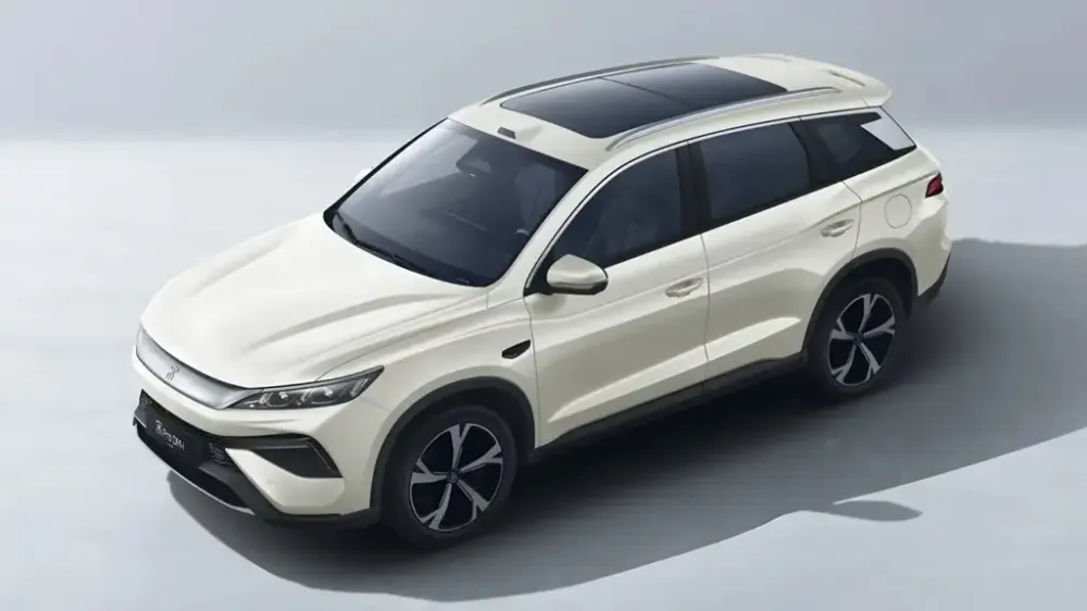 BYD reage à concorrência e lança híbrido com até 301 km de autonomia no modo elétrico.