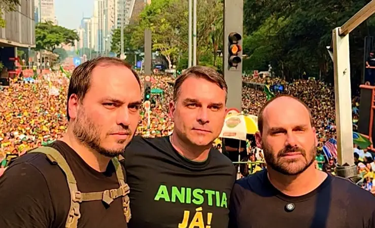 Carlos, Eduardo e Flávio Bolsonaro. Foto: reprodução / facebook