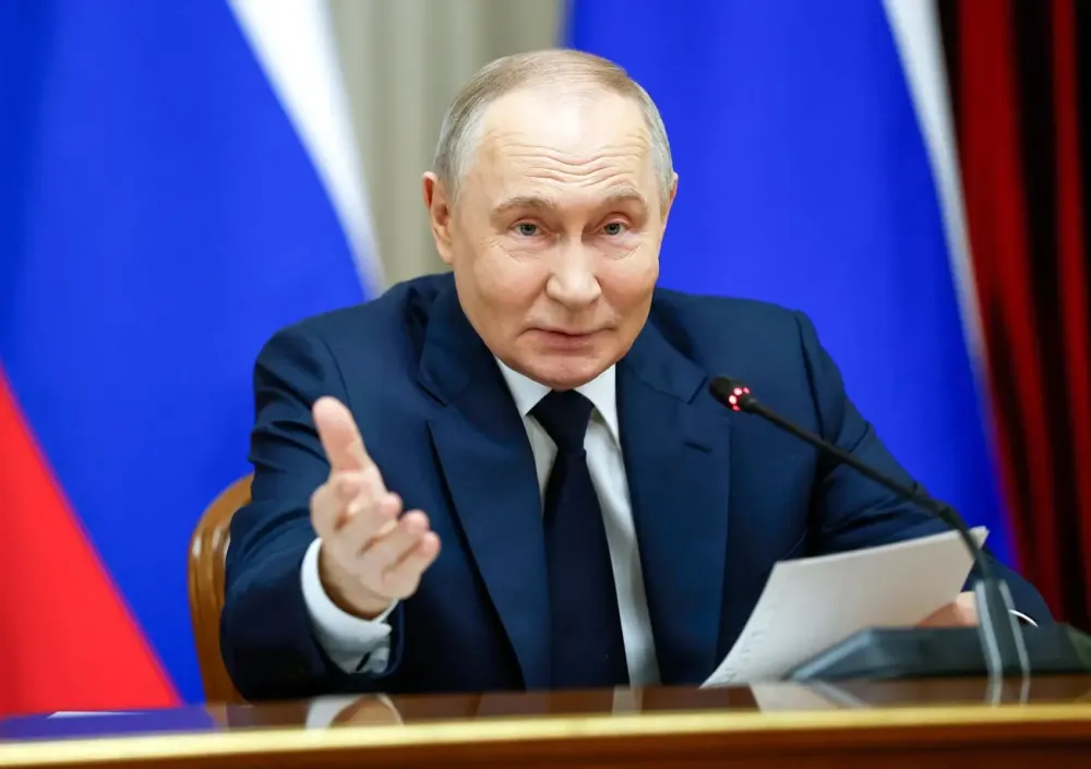 Presidente russo Vladimir Putin realiza reunião com membros do governo sobre os resultados de 2025 do Gabinete de Ministros, em Moscou, Rússia, 24 de dezembro de 2025. Sputnik/Dmitry Astakhov/Pool via REUTERS