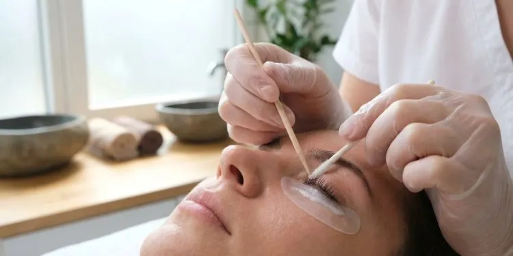 Diga adeus às extensões de cílios sintéticas: esta é a tendência de naturalidade que domina a beleza em 2026.