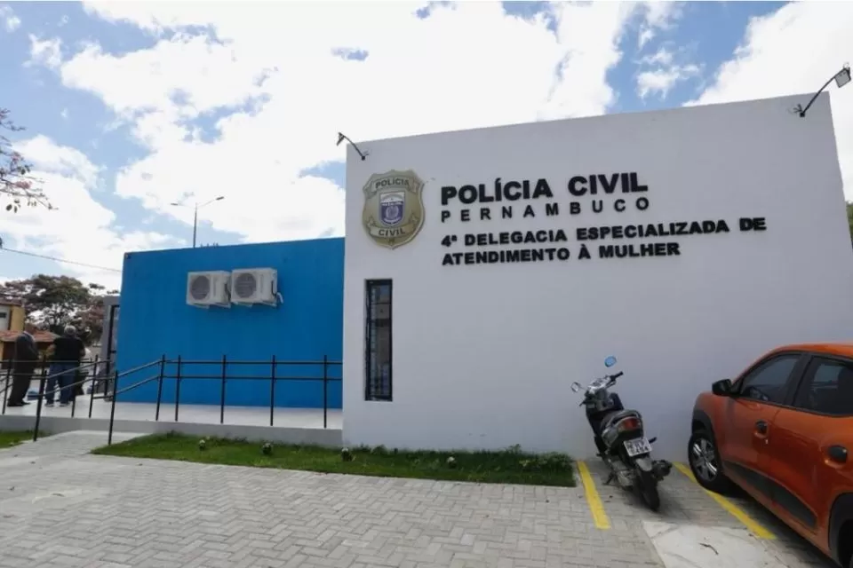 Homem é preso após espancar esposa de 14 anos e matar cachorro em Caruaru.