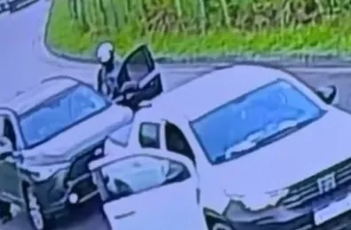 Bandidos roubam viatura da Secretaria de Administração Penitenciária na BR-232, em Jaboatão, e são presos