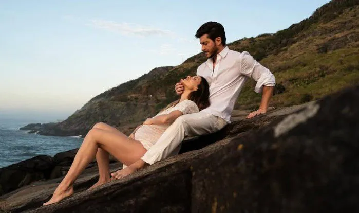 Camila Queiroz apresenta rosto da filha com Klebber Toledo pela 1ª vez e encanta a web: 'É a cara do pai'