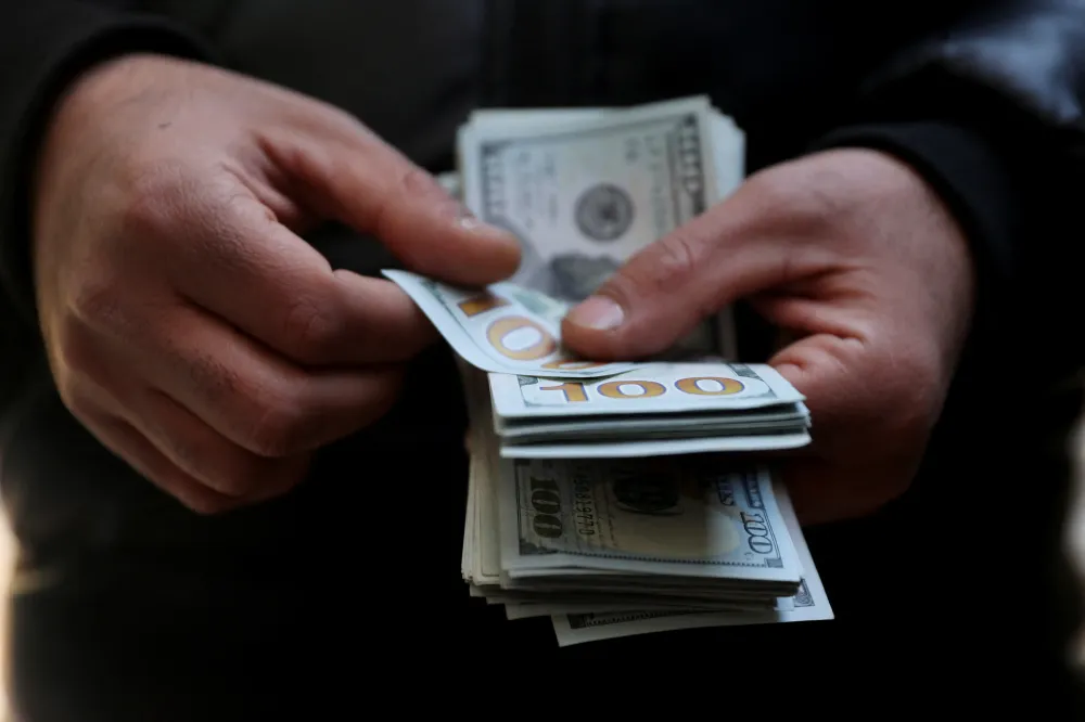 Dólar hoje cai a R$ 4,95, menor valor em mais de 2 anos; no mês, queda foi de 4,4%.