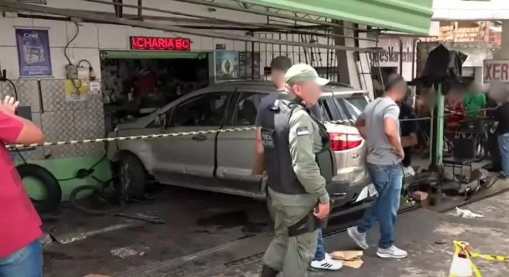 Abreu e Lima: carro invade oficina e atropela pai e filho; idoso morre, e condutor é preso.