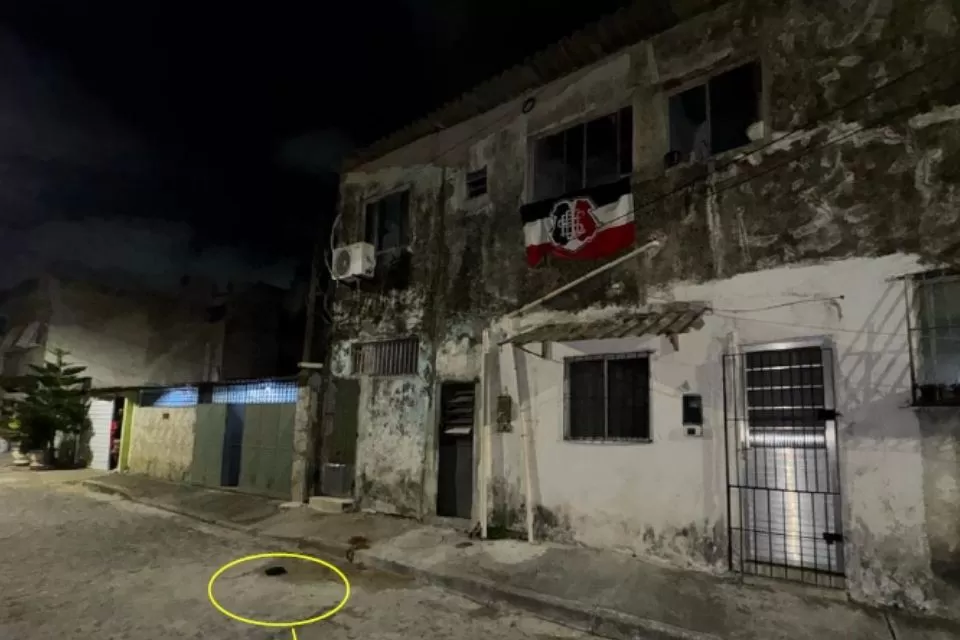 Mulher que morreu ao ser jogada de janela caiu de altura de mais de quatro metros.