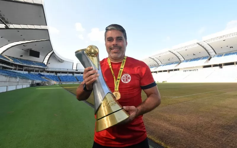 Central apresenta o treinador Leandro Sena, campeão da Série D em 2022.