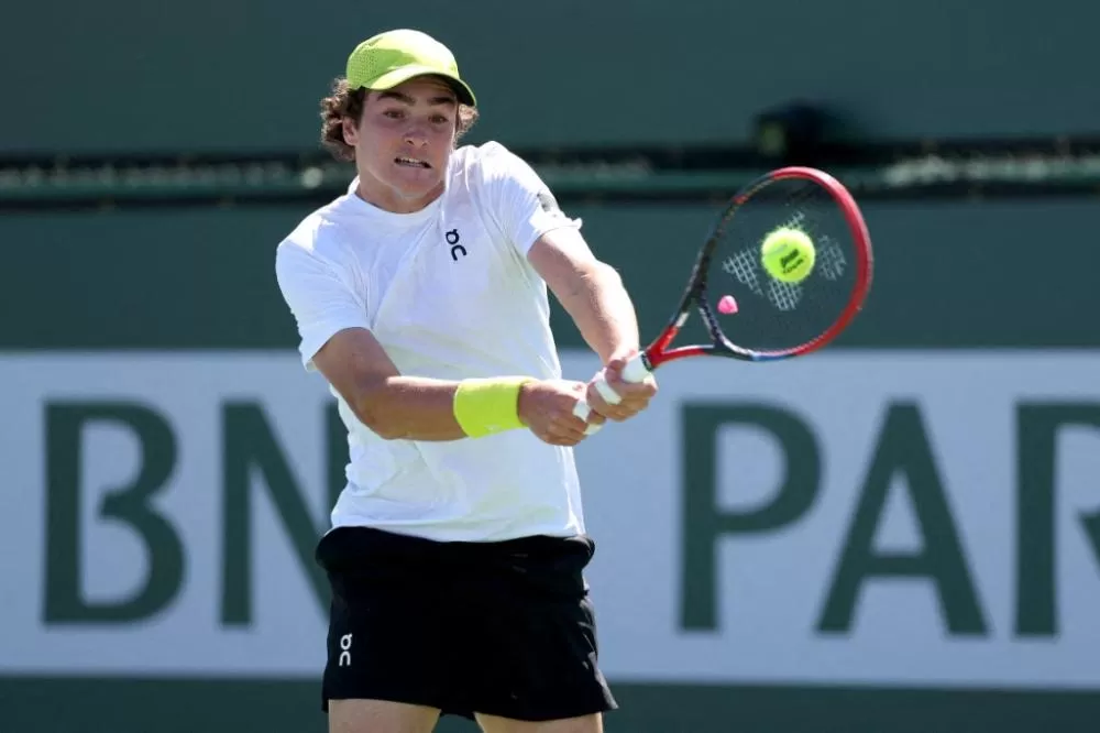 João Fonseca supera dores na coxa e vence Pavel Kotov na estreia em Phoenix.