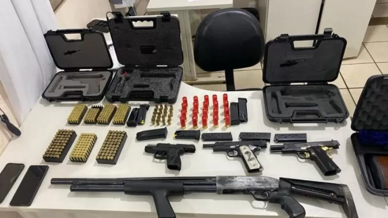 PM apreende arsenal de armas, carregadores e munições no interior da Bahia; dois suspeitos foram presos.
