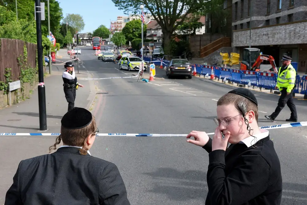 FOTO DE ARQUIVO: Judeus ortodoxos junto a um cordão policial após a prisão de um homem por um esfaqueamento na área de Golders Green, que abriga uma grande população judaica, em Londres, Grã-Bretanha, 29 de abril de 2026. REUTERS/Hannah McKay/Foto de Arqu