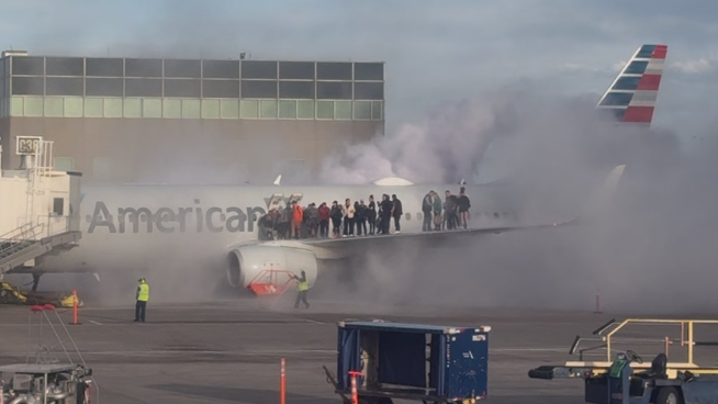 EUA: Avião da American Airlines pega fogo em aeroporto em Denver.