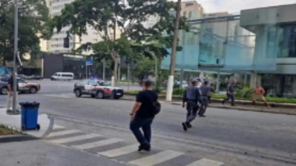 Homem fica nu na Avenida Faria Lima após ser demitido e é contido pela polícia.