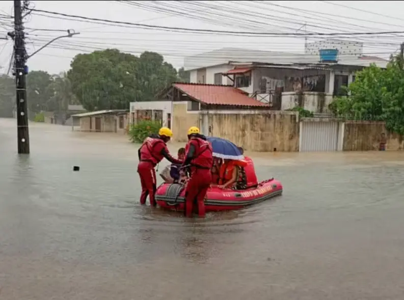 Tempestades em Pernambuco deixam quatro mortos e mais de mil desalojados.