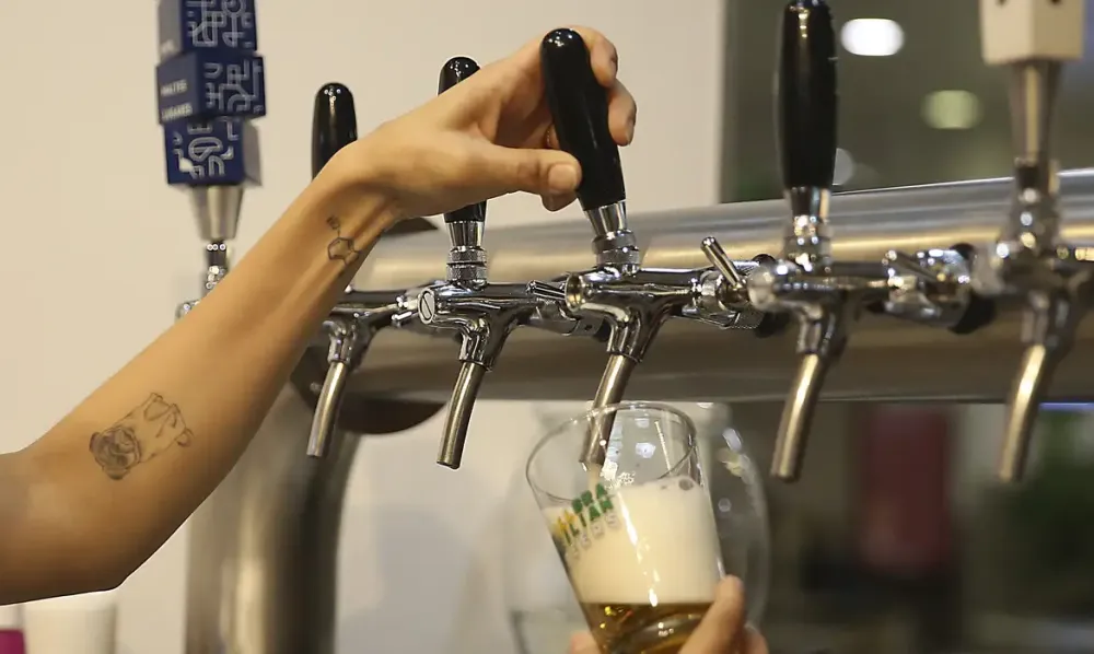 Exceder 4 doses de álcool em um fim de semana do mês eleva risco de doença no fígado.