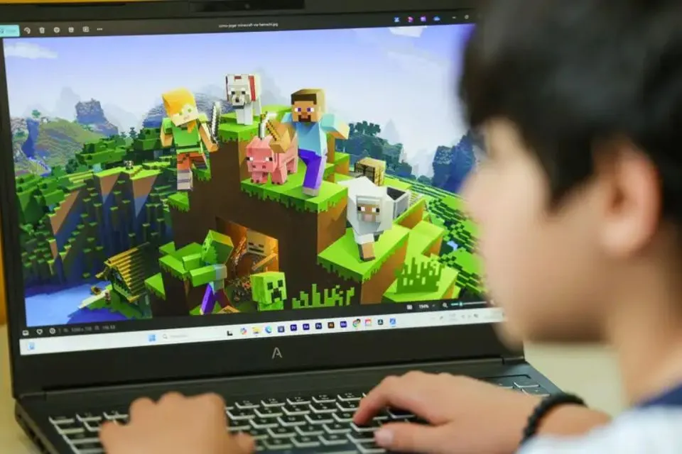 Caso de adolescente que esfaqueou o pai após suposta indução no Roblox mostra riscos do aliciamento digital.