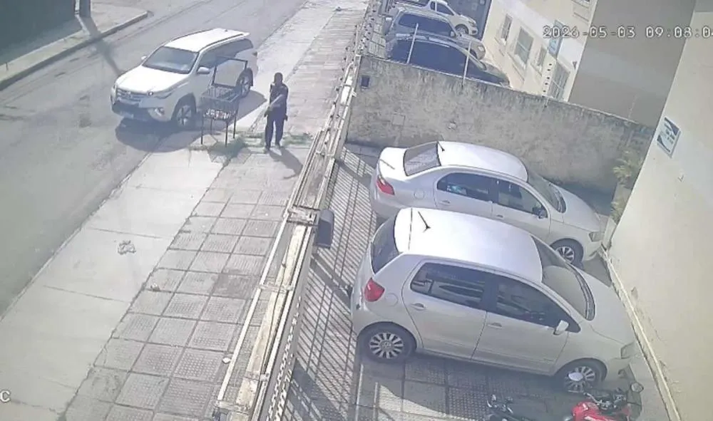 Homens são detidos após tentarem roubar carro de mulher em Candeias, em Jaboatão.