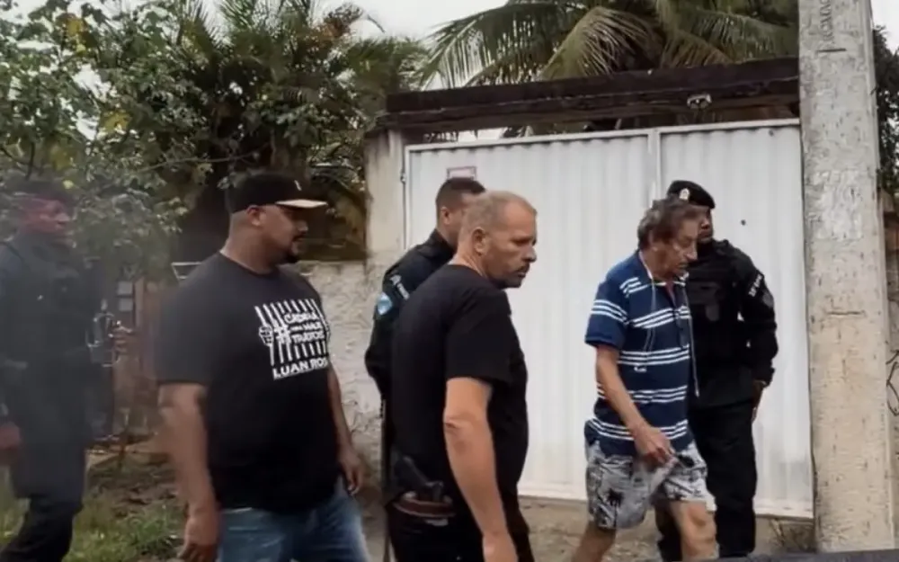 Deputado grava vídeo armado e diz ir atrás de suspeito de zoofilia.