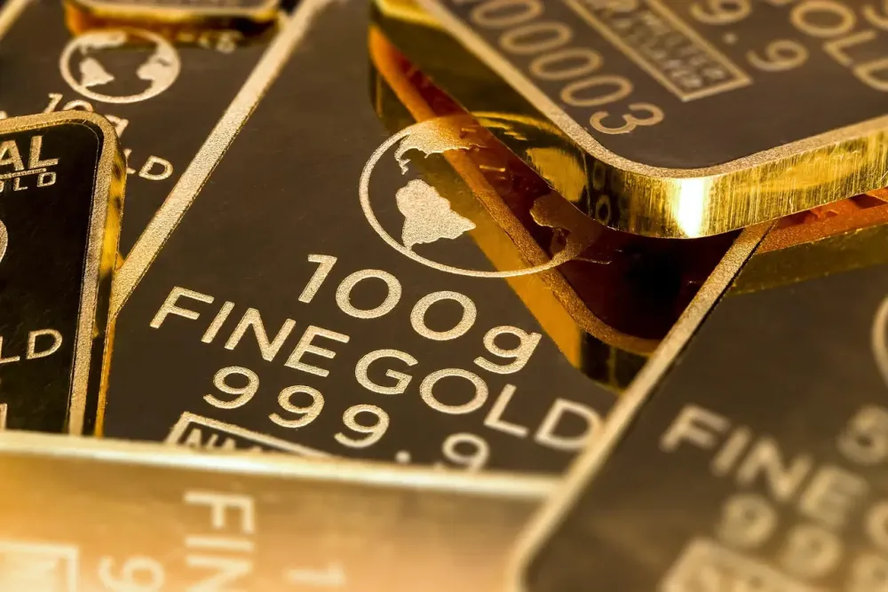 Ouro fecha em queda de 2% com escalada no Oriente e dólar forte; prata perde quase 4%.