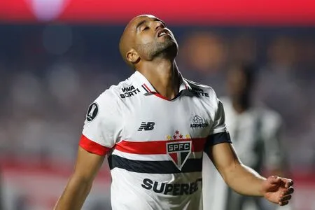 Lucas passa por cirurgia no tendão de Aquiles e reabilitação no São Paulo começa com repouso.