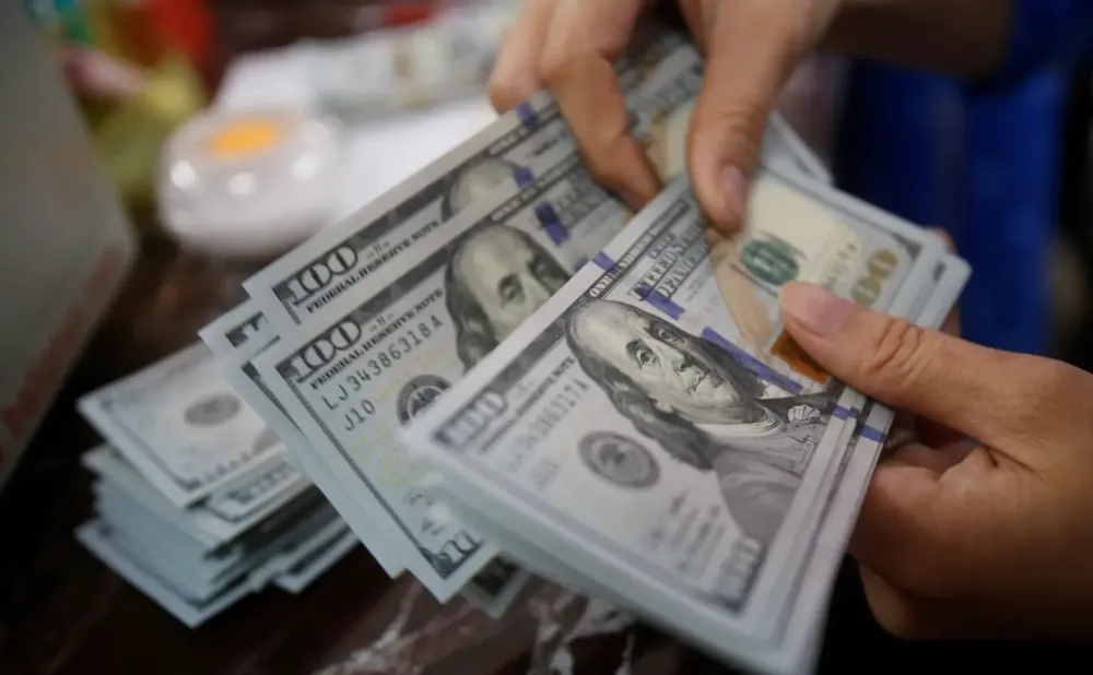 Dólar hoje sobe a R$ 4,96, seguindo exterior após relatos de ataque do Irã em Ormuz.