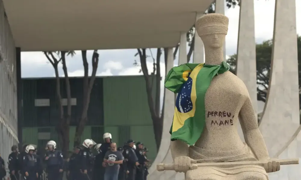 Moraes rejeita revisar pena de Débora do Batom, condenada pelo 8/1.