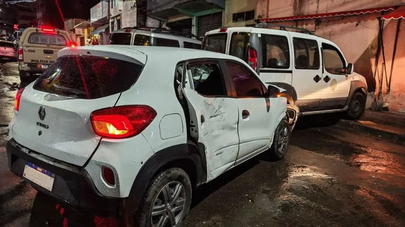 Suspeitos atiram em PMs para escapar de blitz, colidem veículo e acabam presos em Salvador; veja imagens.