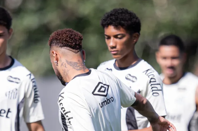 Após suposta agressão, Robinho Jr. espera desculpas públicas de Neymar e pode deixar o Santos.