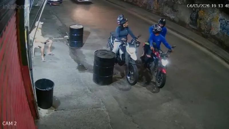 VÍDEO: Mulher entra em desespero e corre durante roubo de moto em Salvador.