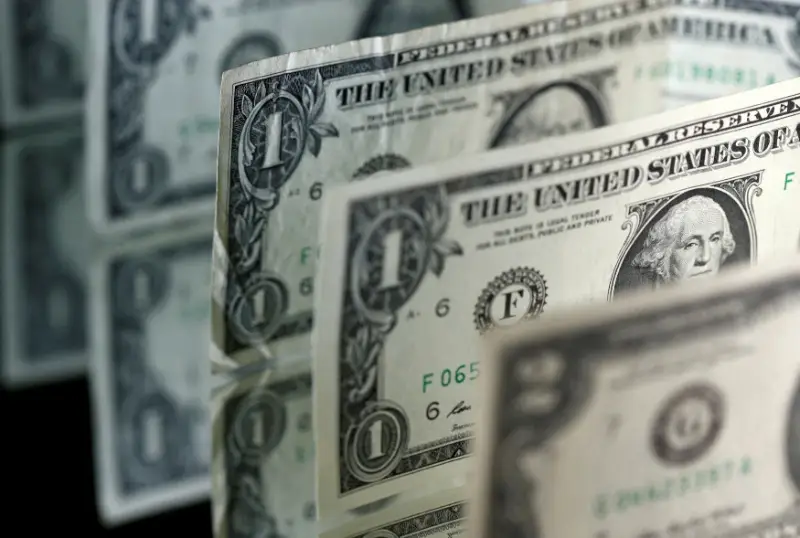 Dólar hoje recua com ata do Copom e Oriente Médio no foco.