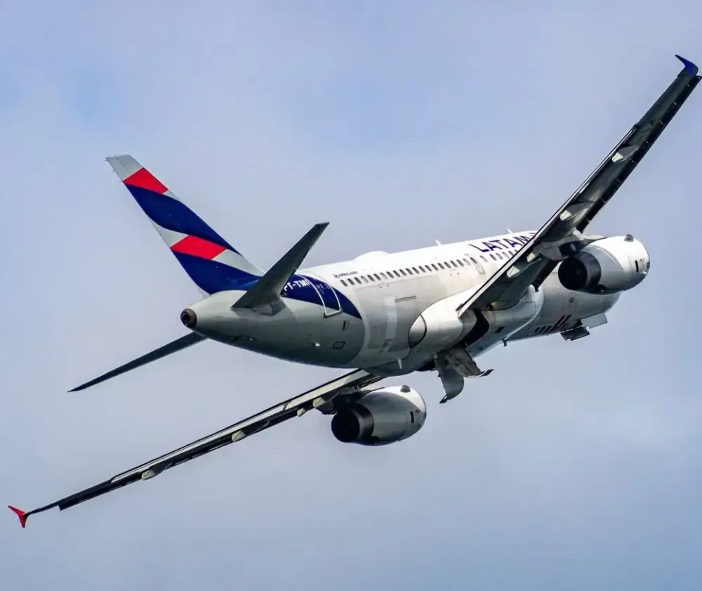 Latam Brasil reduz voos em junho com disparada do combustível aéreo.