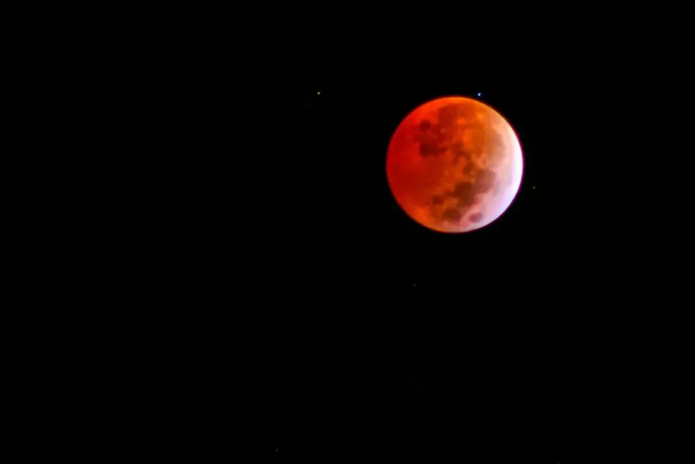 Fotógrafo pernambucano registra eclipse lunar em detalhes impressionantes.