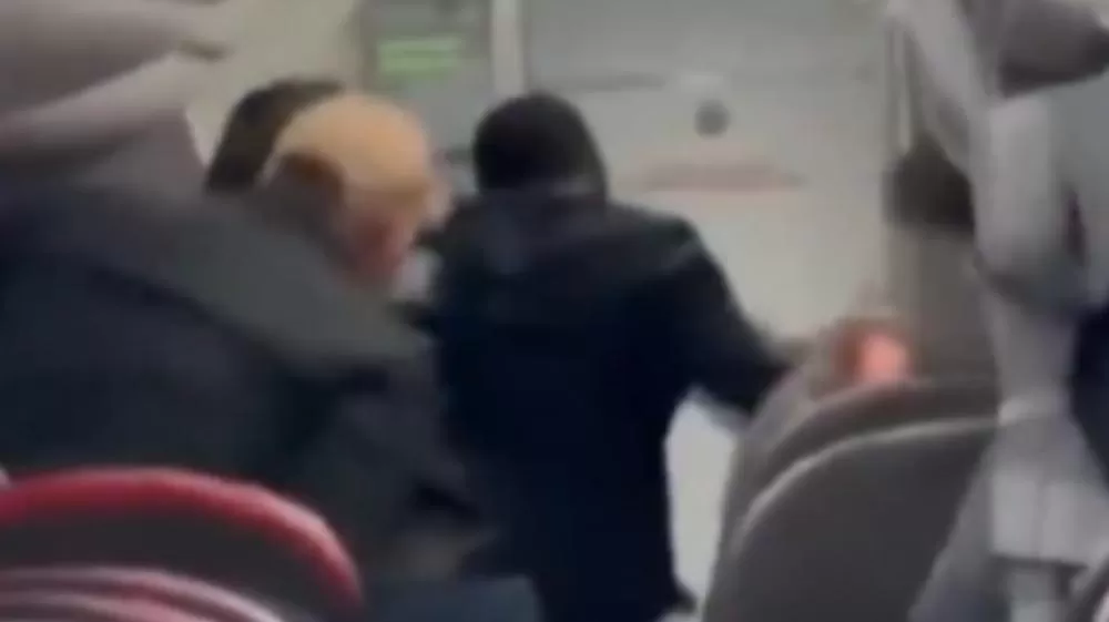 Passageiro provoca tumulto em voo para Miami ao alegar possessão demoníaca.