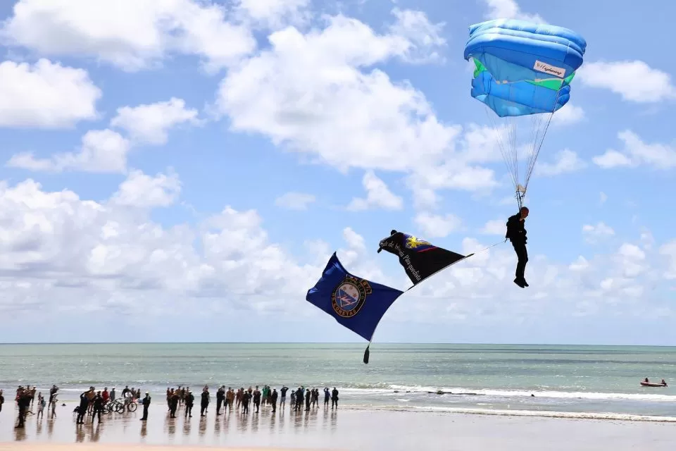 Paraquedismo e desfile de viaturas: Prefeitura do Recife e Exército promovem exposição em Boa Viagem.