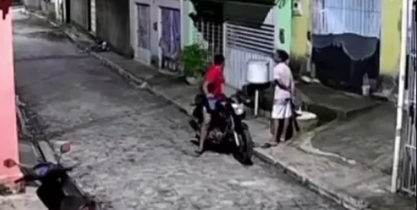 Grupo armado dispara tiros contra homem e rouba moto em Goiana.