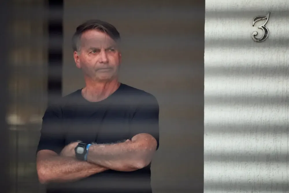 PT, PCdoB e PV enviam ação ao STF para derrubar dosimetria que beneficia Bolsonaro.