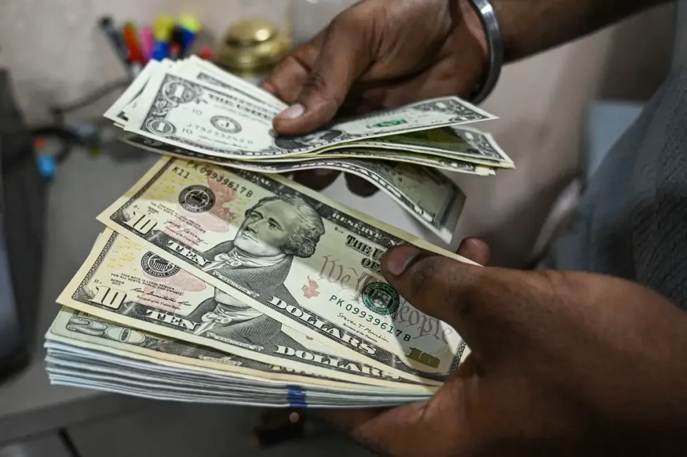 Dólar opera perto da estabilidade ante real após EUA rejeitarem proposta do Irã