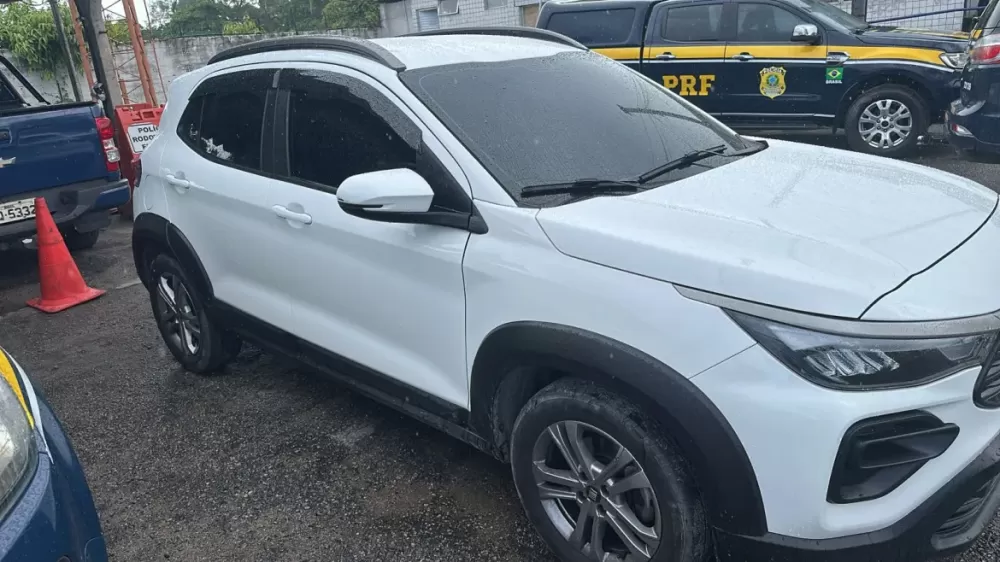 Motorista de carro roubado e foragido da Justiça são presos na BR-101, no Recife.