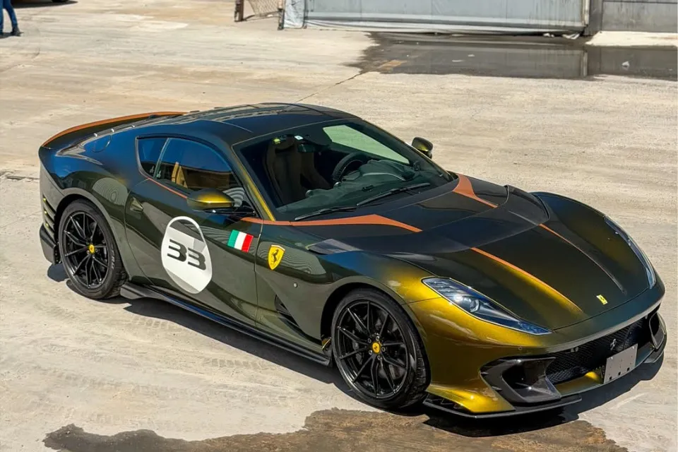 Ferrari exclusiva chama atenção ao chegar no Porto de Suape, em Ipojuca; valor pode chegar a R$ 15 milhões.