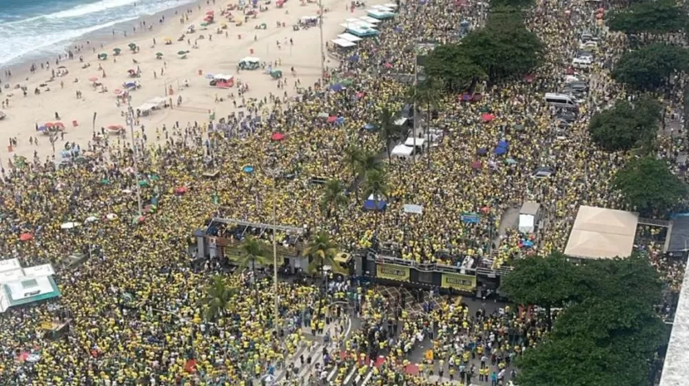 Ato de Bolsonaro tem público abaixo do esperado e discrepância na contagem