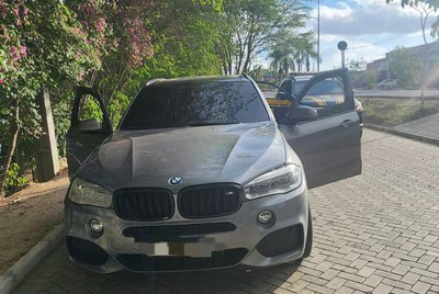 Homem é detido com BMW roubada comprada por R$ 50 mil em Caruaru.