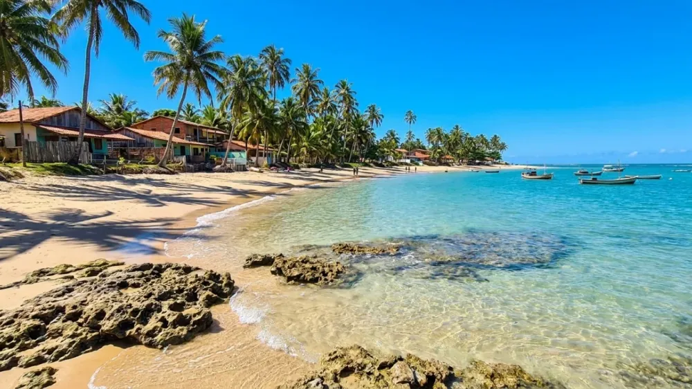 A cidade baiana com reconhecimento internacional e vilarejos de águas cristalinas que parecem o Caribe.
