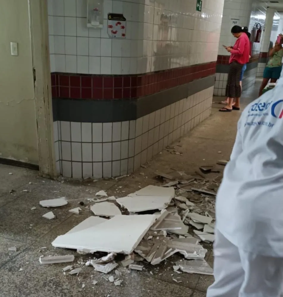 Desaba parte do teto do 7º andar do Hospital da Restauração, no Recife.