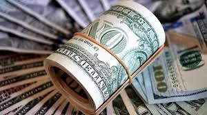 Dólar hoje sobe 2,3% e supera os R$ 5, com matéria ligando Flavio Bolsonaro a Vorcaro