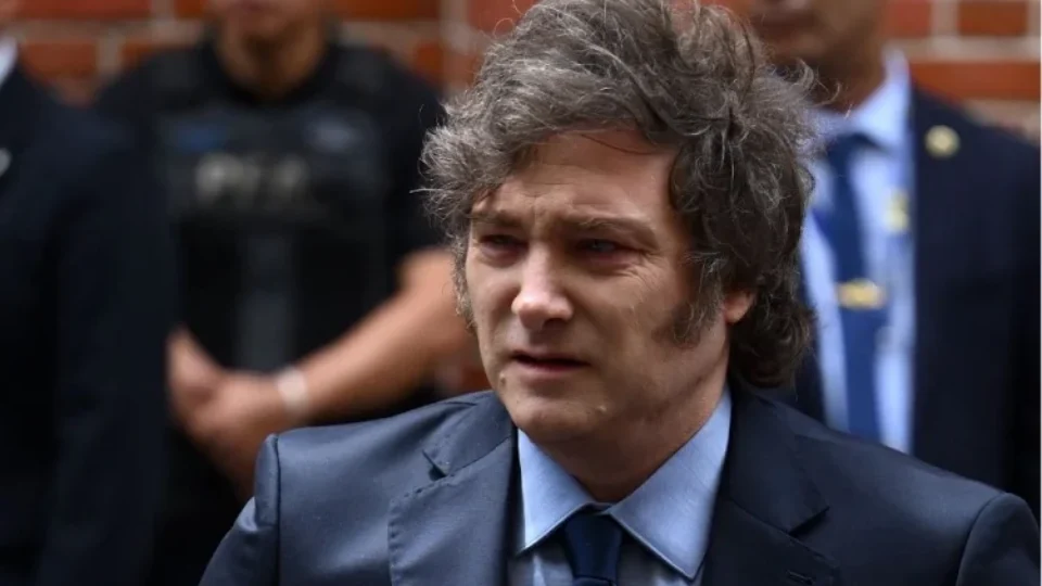 Juíza argentina confronta decreto de Milei que proibiu hormonização em menores de idade.