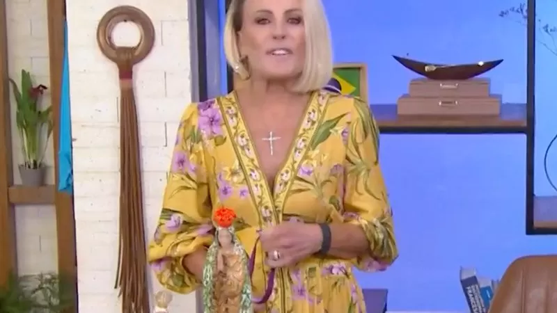 GAFE! Ana Maria Braga manda beijo para cantora morta há mais de 20 anos; veja vídeo.