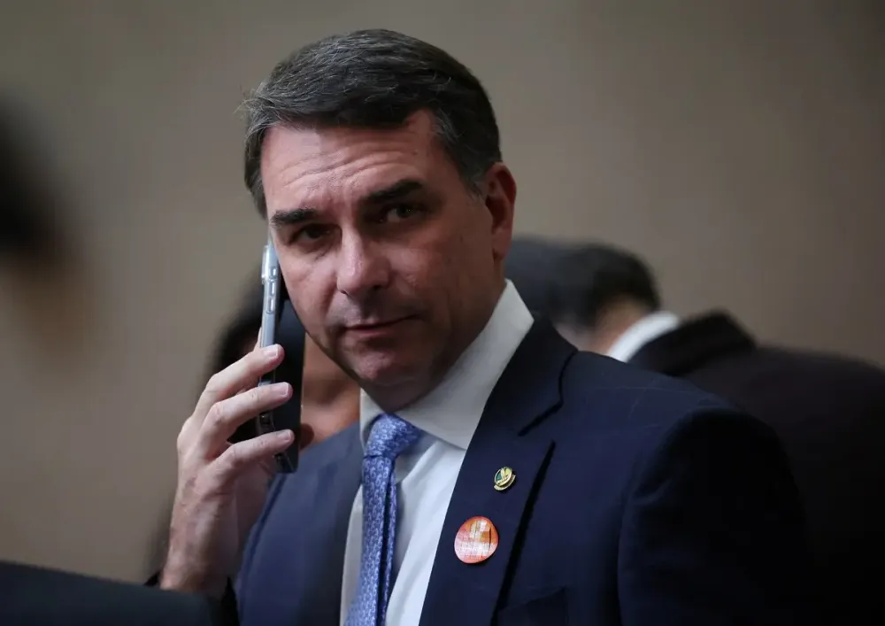 Coordenador de campanha do PL descarta trocar Flávio Bolsonaro após queda em pesquisa