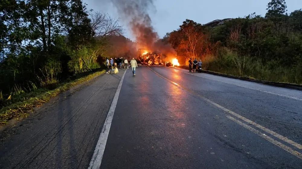 Ao menos 8 pessoas morrem em acidente em estrada de MG, dizem Bombeiros.